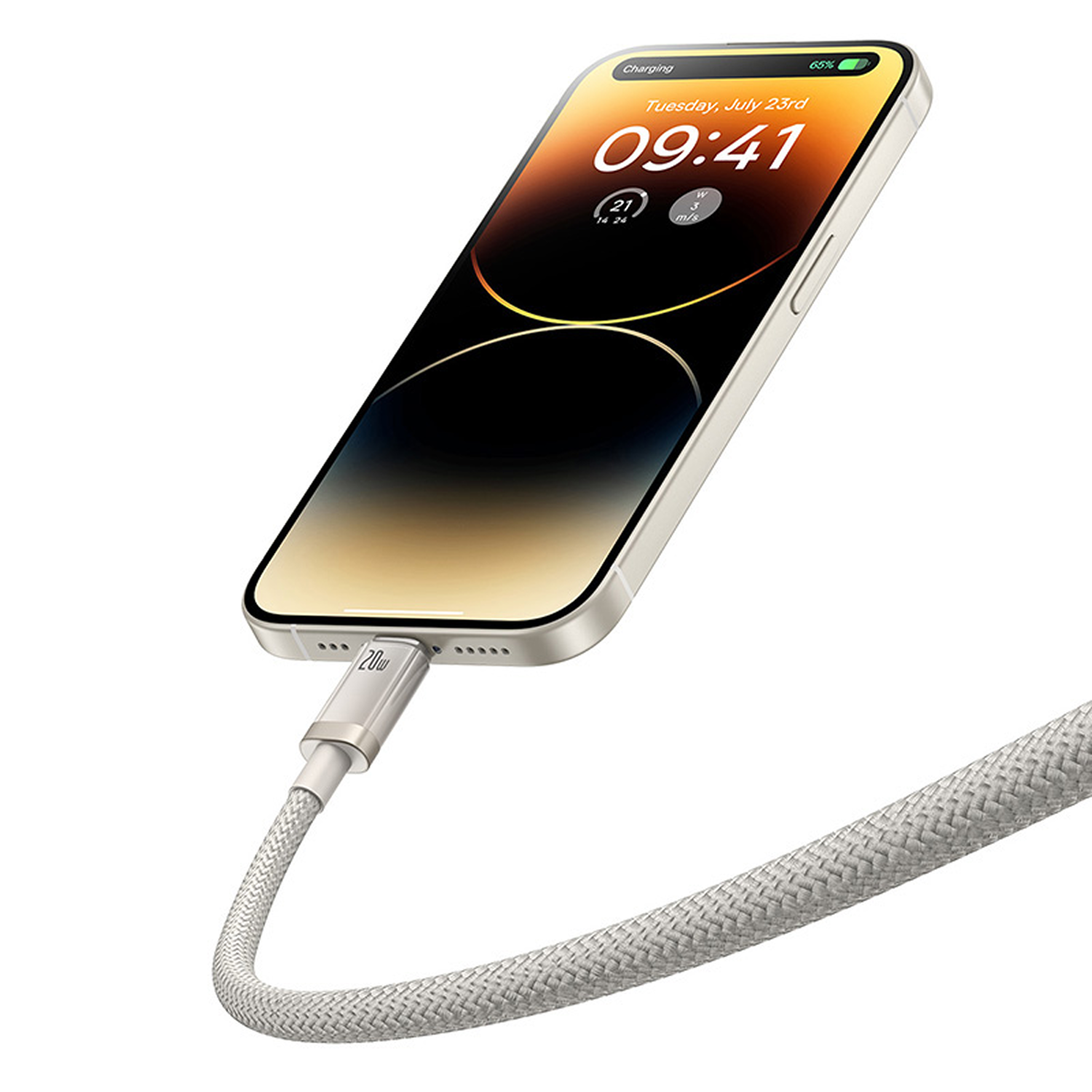 Un teléfono se está cargando, mostrando la hora y el porcentaje de batería. Un cable trenzado blanco está conectado al teléfono, que es claro.