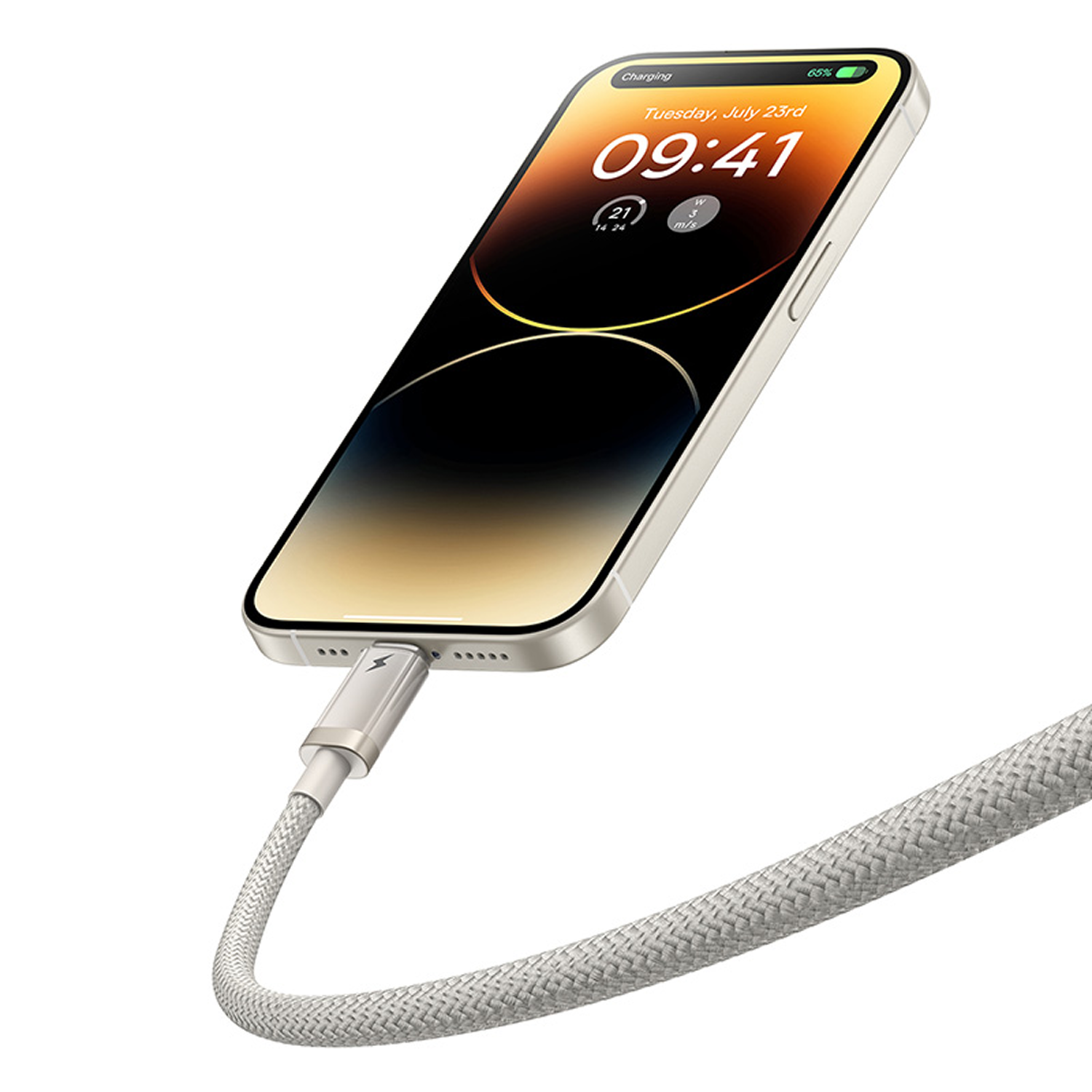 Un iPhone dorado se está cargando con un cable plateado. La pantalla muestra la hora, la fecha y el porcentaje de batería. El cable es gris.