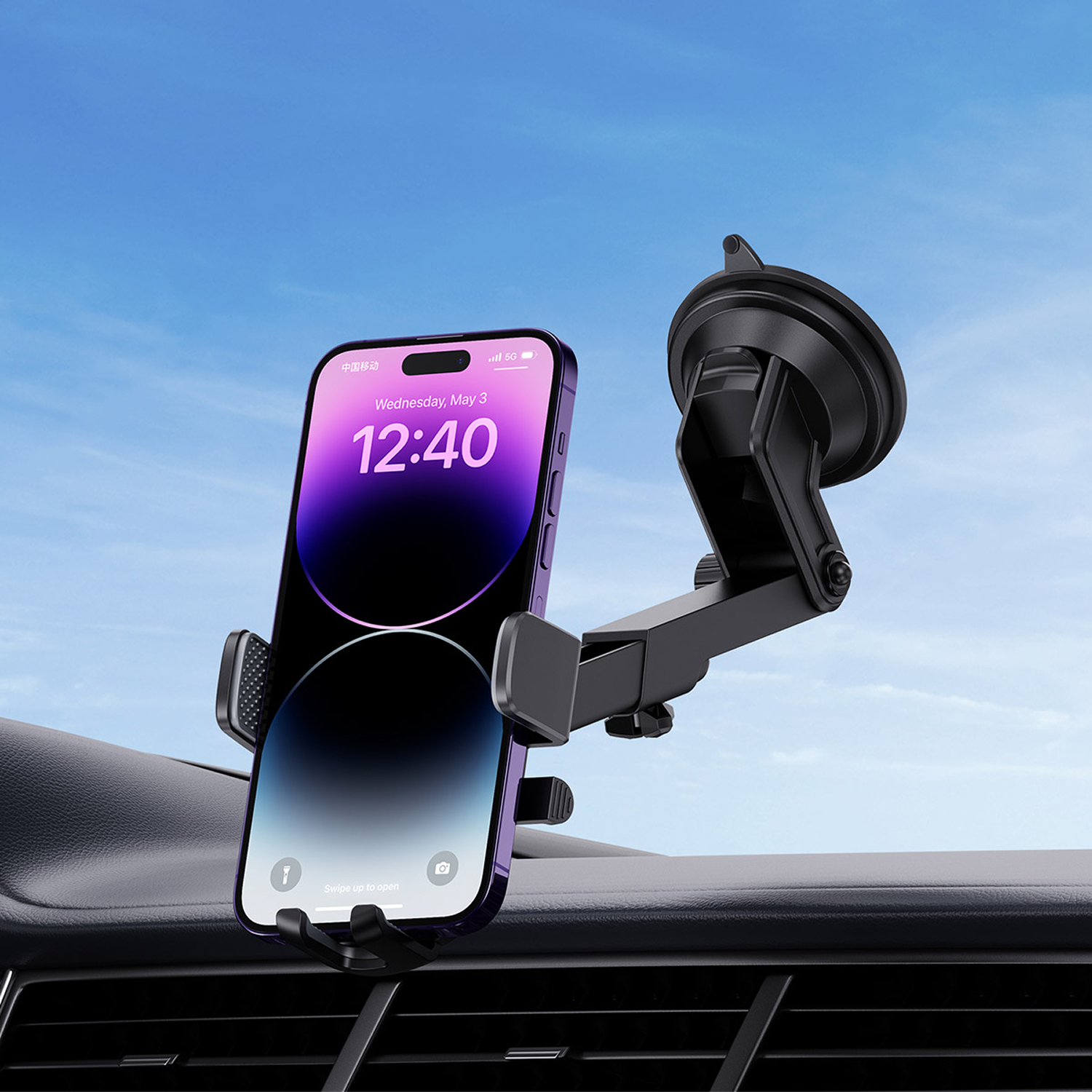 Un teléfono en un soporte para automóvil muestra la hora en una pantalla. El soporte es negro y el fondo es un cielo azul.