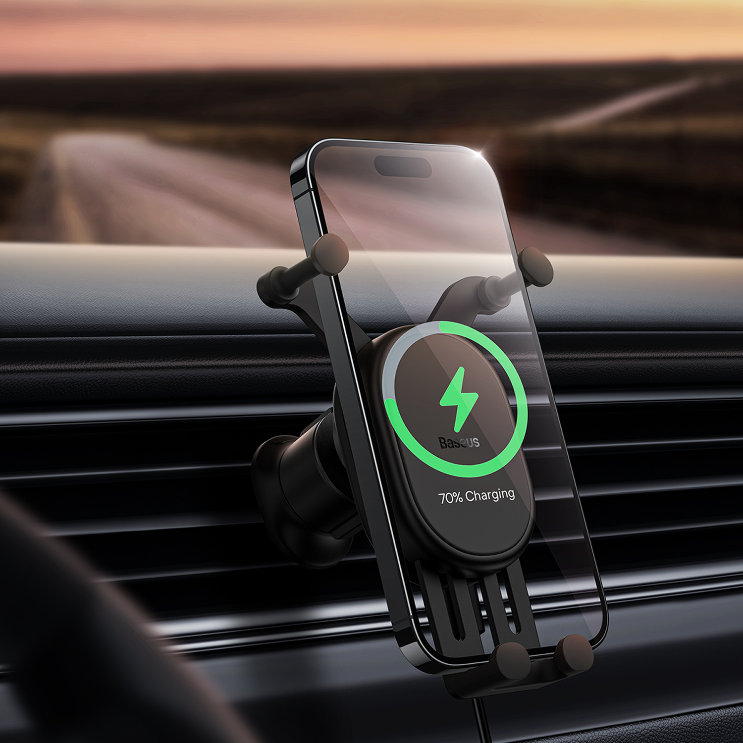 Un teléfono en un soporte para automóvil se está cargando. El teléfono muestra un símbolo de carga verde y muestra un 70% de carga.
