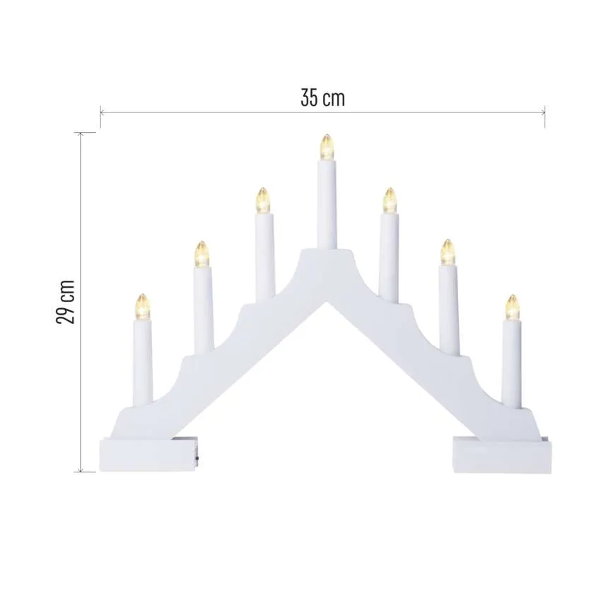 Fehér, fa gyertyahíd 7 LED-es gyertyával. Méretek: 35 cm széles és 29 cm magas. A gyertyák sárga fénnyel világítanak.
