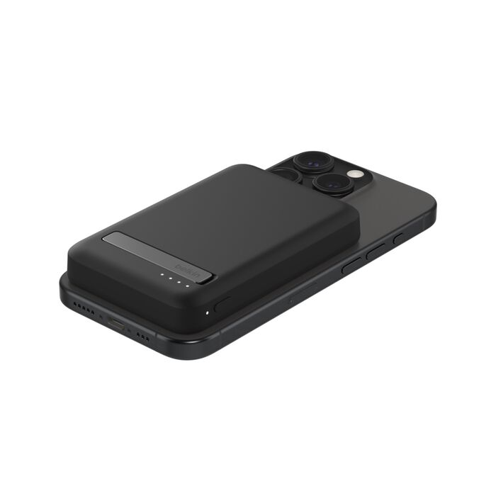 Un iPhone negro con un power bank Belkin negro adjunto. El teléfono tiene tres lentes de cámara. El banco de energía tiene luces indicadoras.