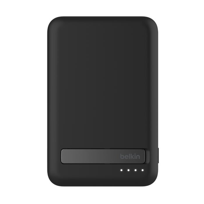 Un power bank Belkin negro, rectangular con esquinas redondeadas. Tiene una barra gris y luces LED blancas en la parte inferior.
