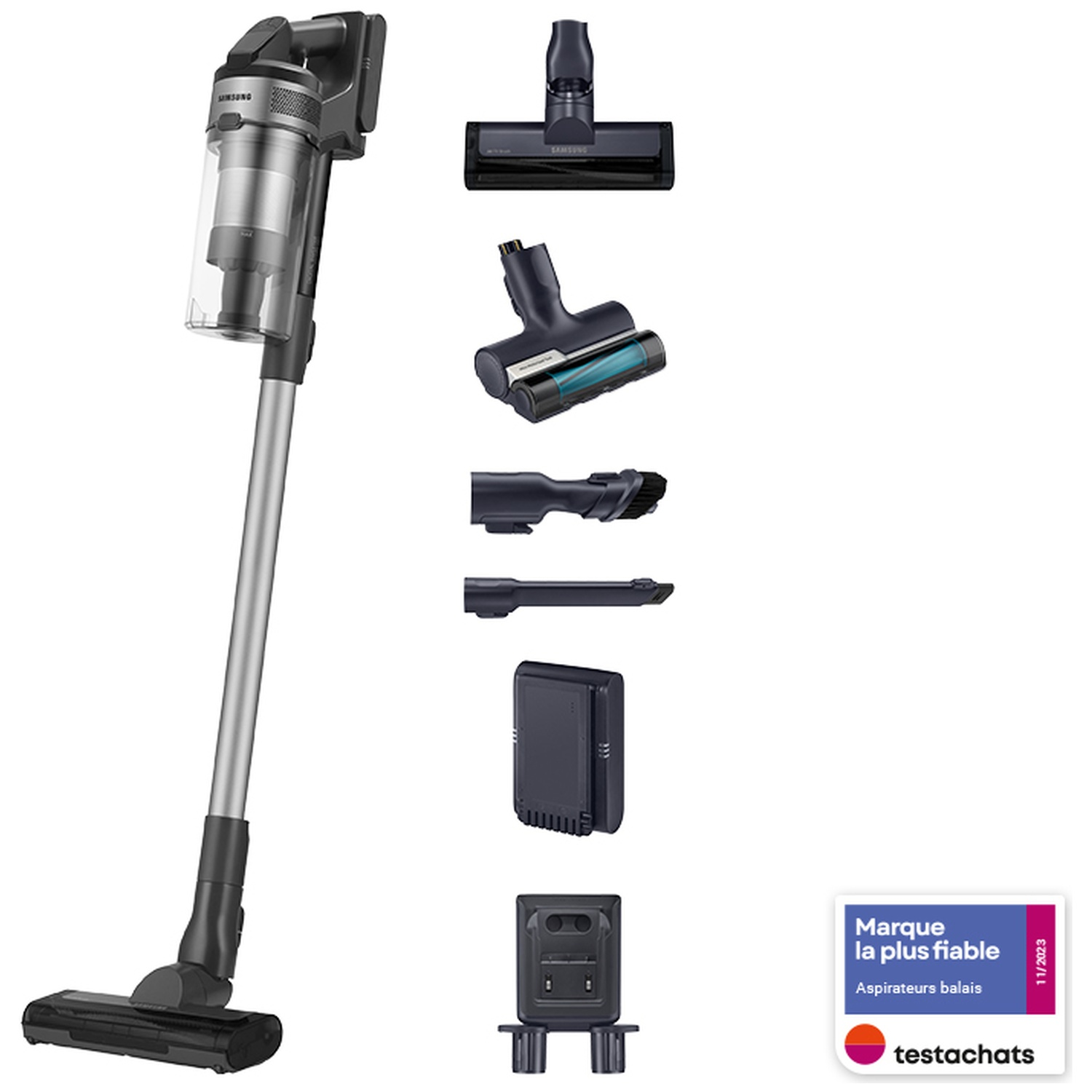Un aspirateur Samsung sans fil et ses accessoires sont affichés. Les accessoires comprennent différentes têtes de brosse, une batterie et une station de charge.