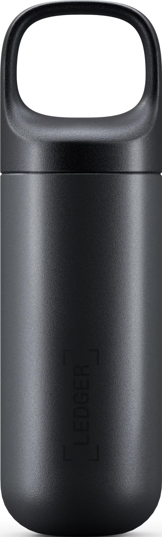 Ein schwarzes Ledger-Hardware-Wallet. Es hat oben einen abgerundeten Griff und das Wort LEDGER ist sichtbar.
