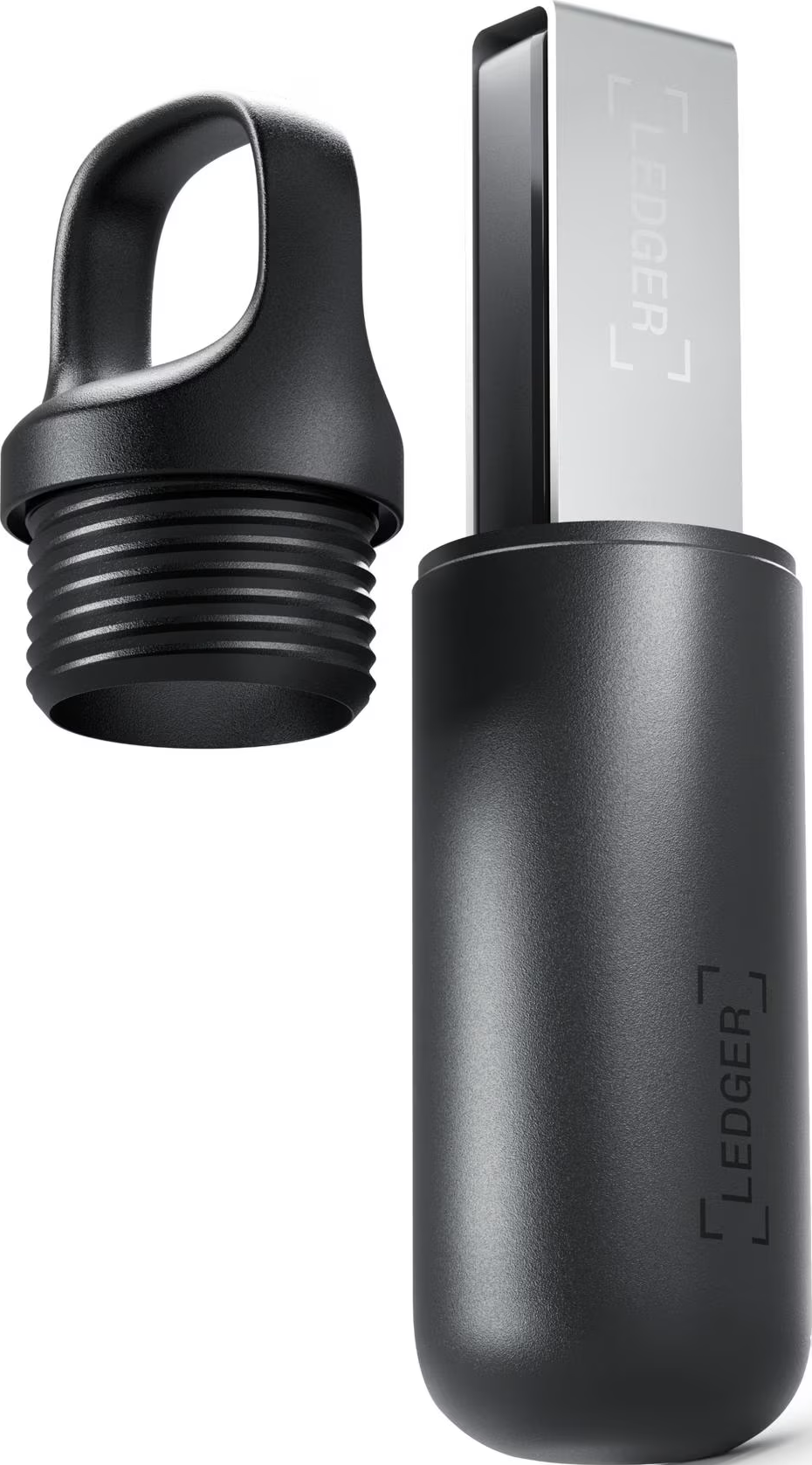 Ein schwarzes Ledger Hardware-Wallet mit abgenommener Kappe. Der silberne USB-Teil ist sichtbar. Der Markenname ist aufgedruckt.