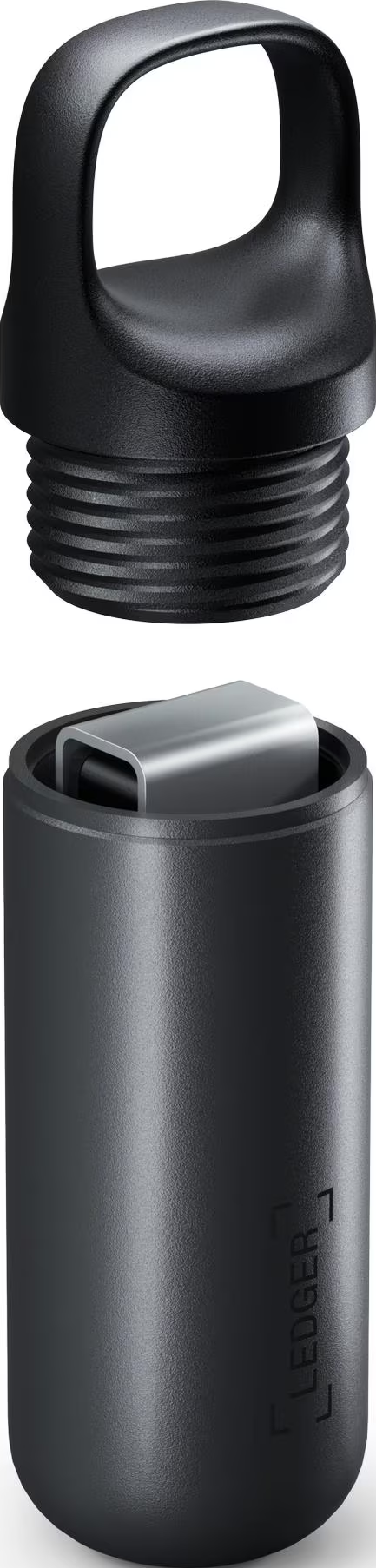 Schwarzes zylindrisches Ledger-Gerät mit silbernem USB-C-Anschluss. Oben ist eine schwarze Schraubkappe mit Schlaufe.