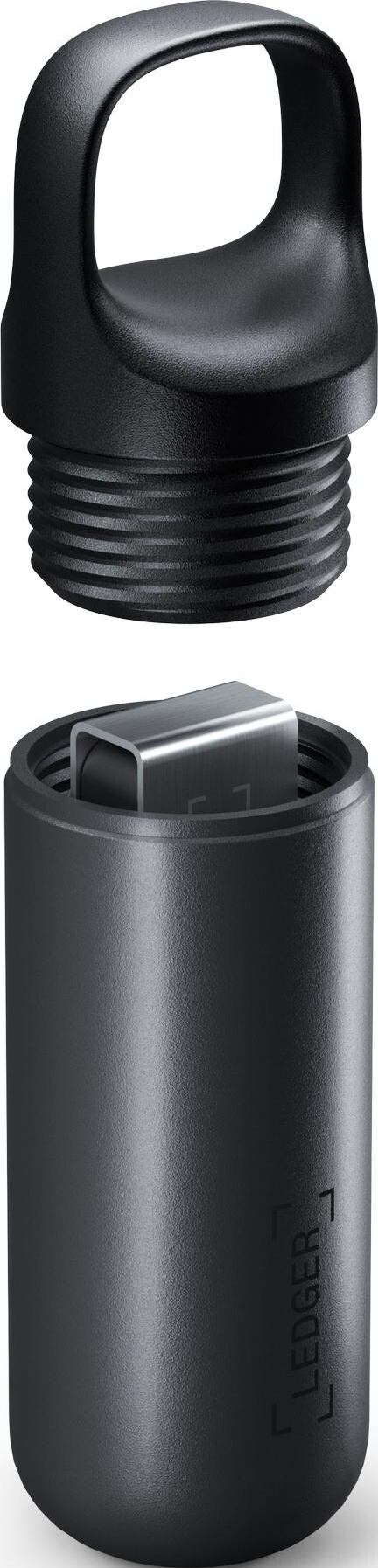Schwarzes Ledger-Hardware-Wallet. Oben ist eine Schlaufe, unten ein USB-C-Anschluss.