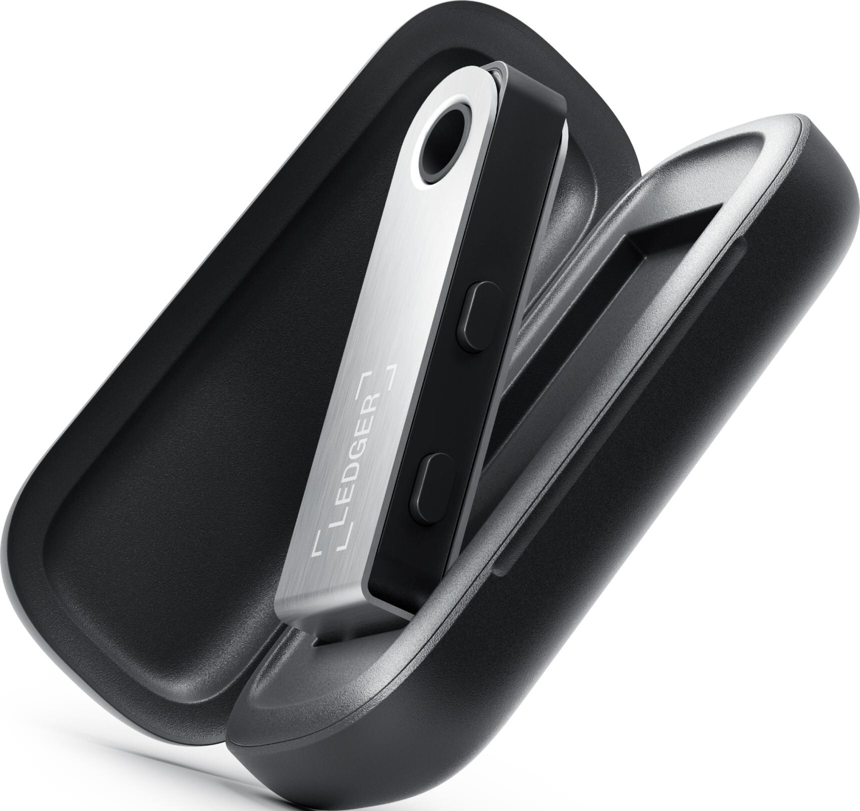 Ein Ledger-Hardware-Wallet in seiner offenen schwarzen Hülle. Das Wallet ist silber und schwarz, mit dem Ledger-Logo.