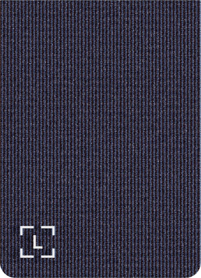 Nahaufnahme eines blau-schwarz strukturierten Stoffes mit einem Muster aus vertikalen Linien. Weiße Eckwinkel links unten.