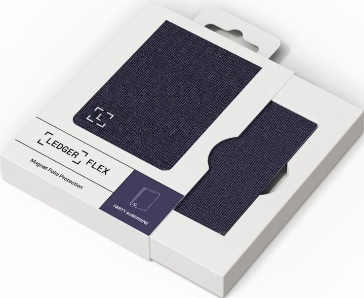 Eine weiße Schachtel mit einer dunkelblauen Brieftasche. Auf der Schachtel steht 'LEDGER FLEX'. Aufkleber sagt 'PARTY AUBERGINE'.