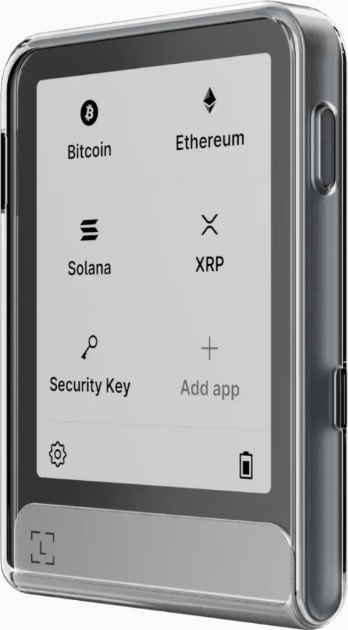Ein Krypto-Hardware-Wallet, das Bitcoin-, Ethereum-, Solana- und XRP-Symbole auf einem Bildschirm anzeigt. Transparente Kunststoffhülle.