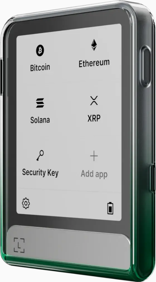 Ein Krypto-Hardware-Wallet mit Bildschirm. Zeigt Bitcoin-, Ethereum-, Solana- und XRP-Symbole. Klares Gehäuse, grüne Kanten und Batteriestatus.