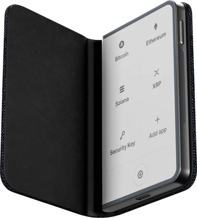 Ein offenes Krypto-Wallet-Ledger mit Bitcoin-, Ethereum-, Solana- und XRP-Optionen. Schwarzes Gehäuse mit Bildschirm mit App-Optionen.