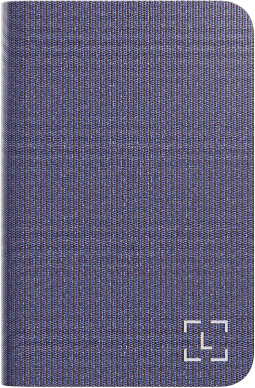Blauer Stoff mit vertikalem Streifenmuster. Ein weißes Logo befindet sich unten rechts.