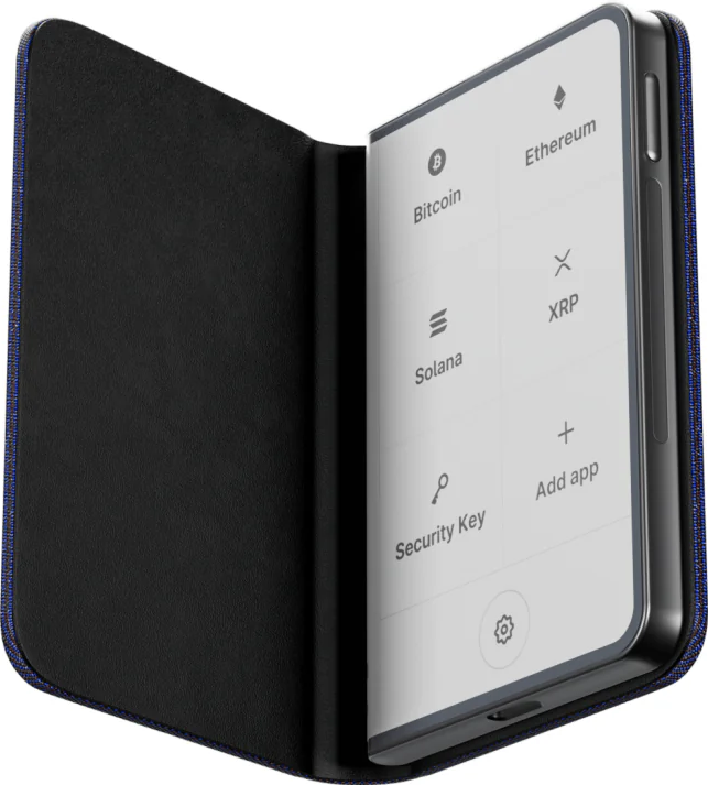 Ein Smartphone in einer Hülle zeigt Kryptowährungsoptionen: Bitcoin, Ethereum, Solana und XRP. Die Hülle ist blau und schwarz.