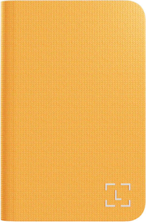 Eine orangefarbene, strukturierte Oberfläche mit abgerundeter Ecke. Ein weißes Logo befindet sich unten rechts.