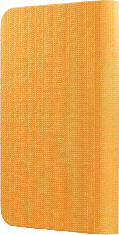 Eine orangefarbene Yogamatte, zusammengerollt. Die Oberfläche hat ein strukturiertes Muster und die Kanten sind leicht abgerundet.