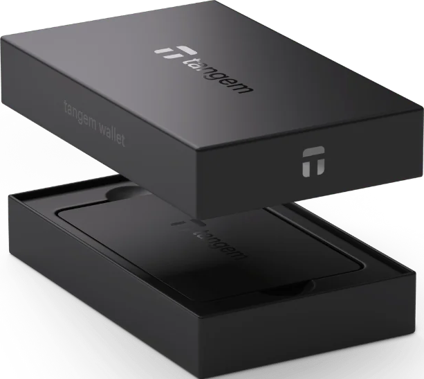 Eine schwarze Tangem-Geldbörsenbox, die sich öffnet, um eine Karte zu enthüllen. Die Box hat das Tangem-Logo und den Text der Geldbörse.
