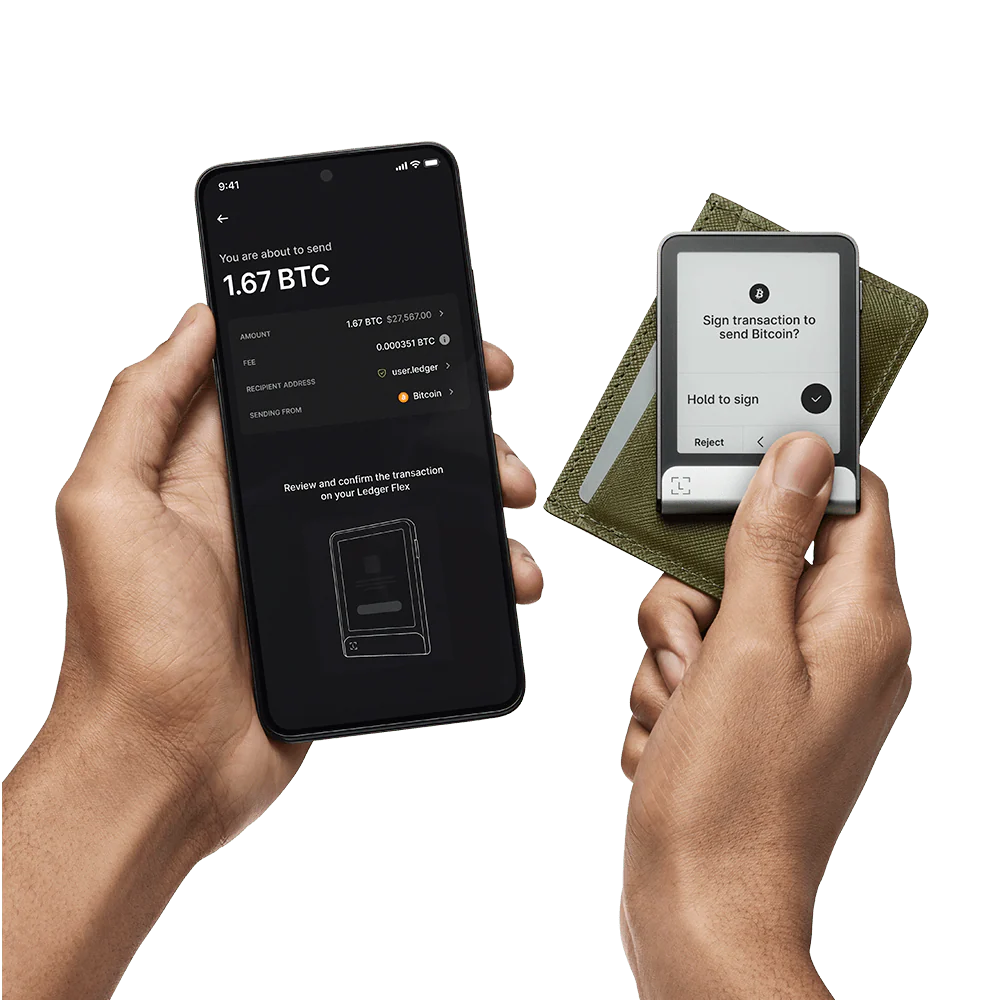 Hände halten ein Telefon und ein Ledger-Gerät. Das Telefon zeigt eine Bitcoin-Transaktion an. Das Ledger bittet um Bestätigung der Transaktion.