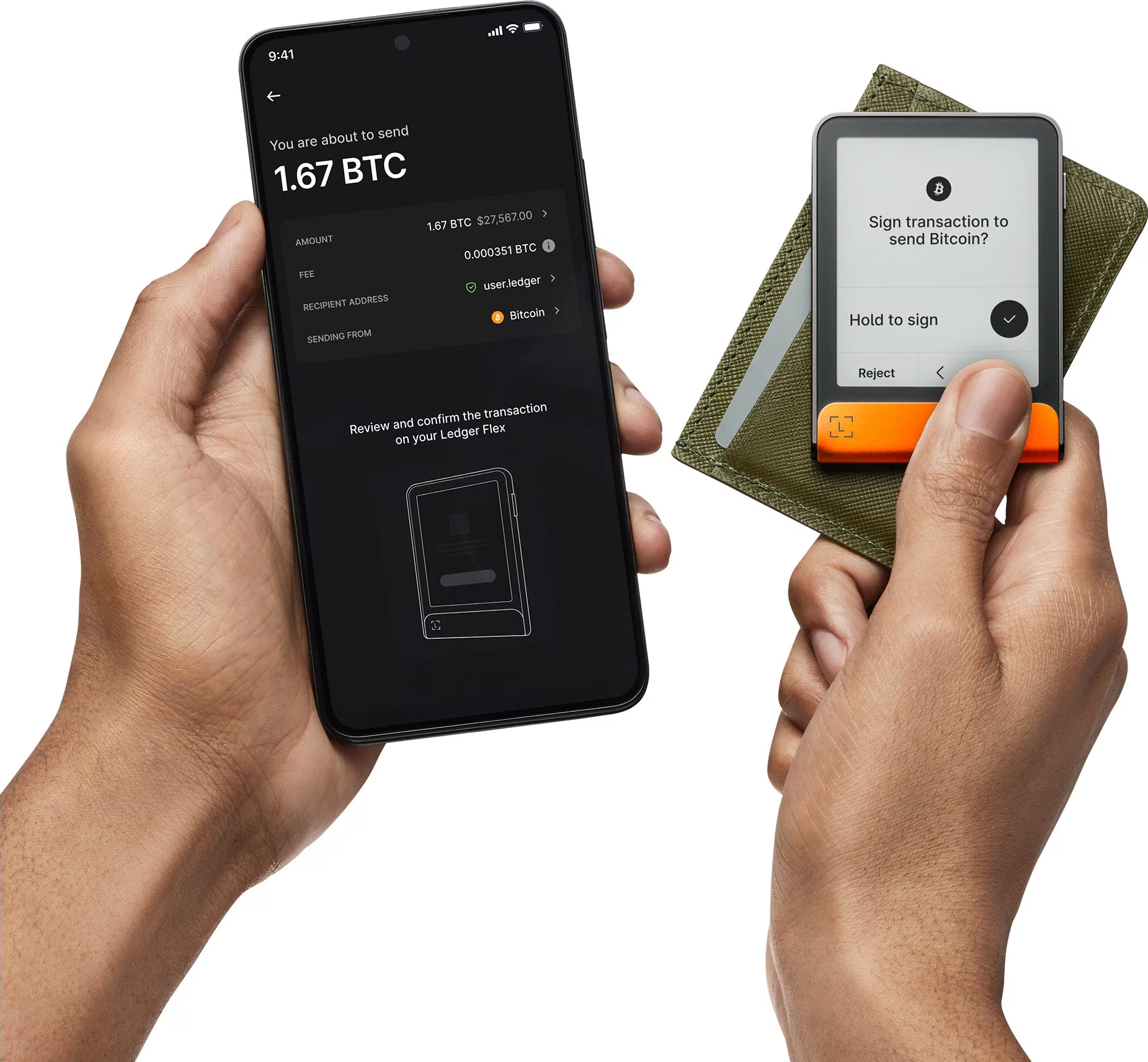 Mains tenant un téléphone et un appareil Ledger. Le téléphone affiche les détails de la transaction Bitcoin. Ledger invite à signer.