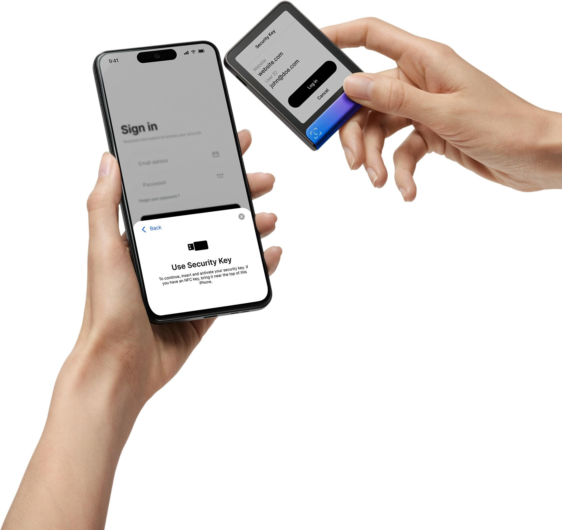 Mani che tengono uno smartphone e una chiave di sicurezza. Il telefono mostra una schermata di accesso.