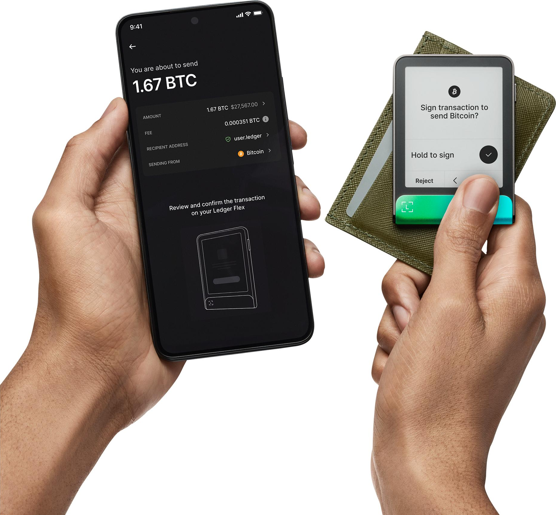 Mani che tengono un telefono e un dispositivo Ledger. Il telefono mostra i dettagli della transazione Bitcoin. Ledger chiede di firmare.