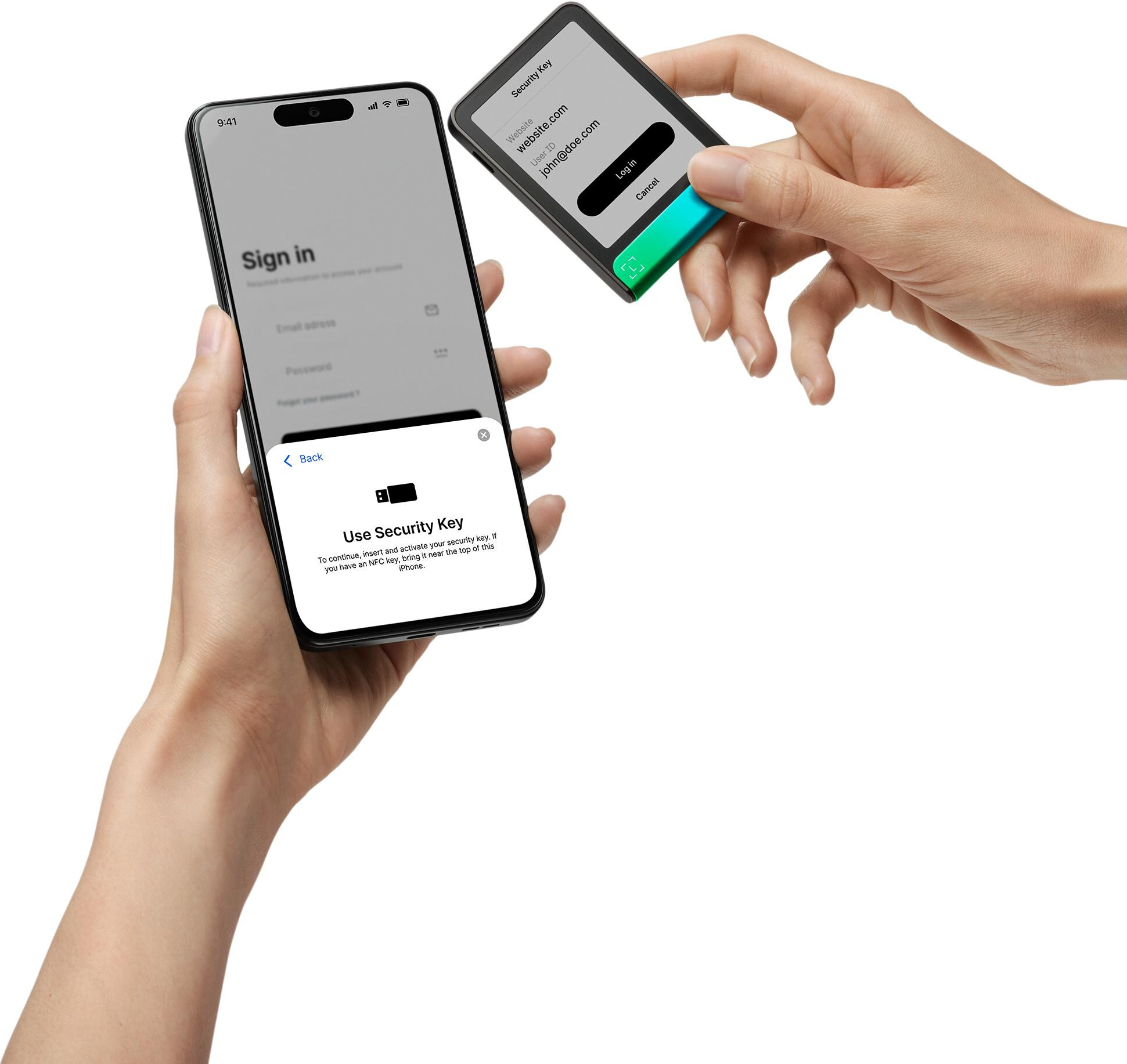 Mani che tengono smartphone e chiave di sicurezza. Il telefono mostra una pagina di accesso; la chiave mostra sito web e ID utente.
