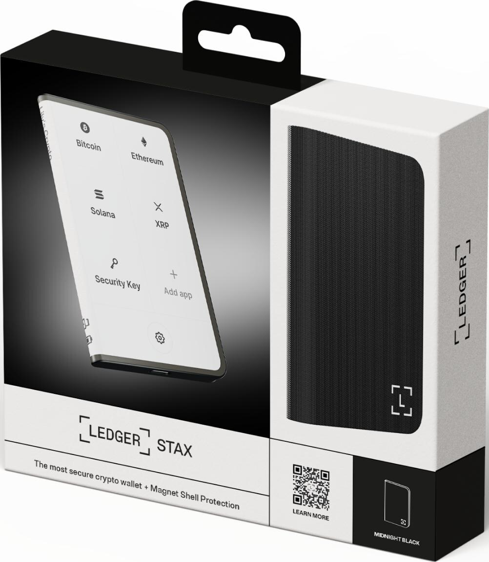Eine Ledger Stax-Box mit einem Bildschirm, der Krypto-Optionen zeigt. Die Box ist schwarz und weiß, mit Produktname und QR-Code.