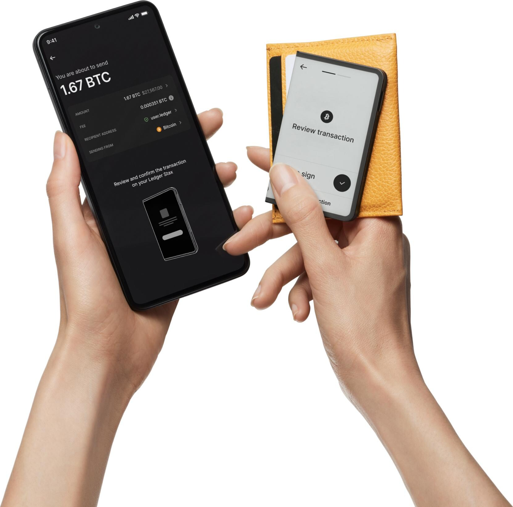 Hände halten Telefon und Karte. Telefon zeigt Bitcoin-Transaktionsdetails. Karte zeigt Transaktionsübersicht.