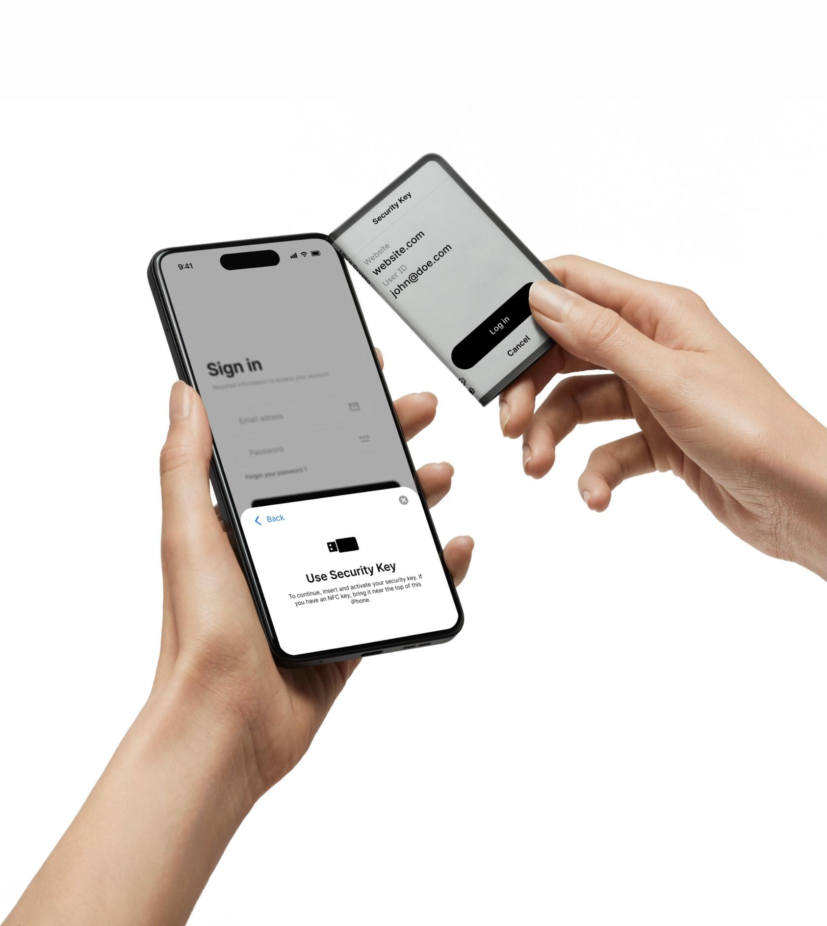 Hände halten ein Smartphone und einen Sicherheitsschlüssel. Das Telefon zeigt einen Anmeldebildschirm, der Schlüssel Website- und Benutzerinfo.