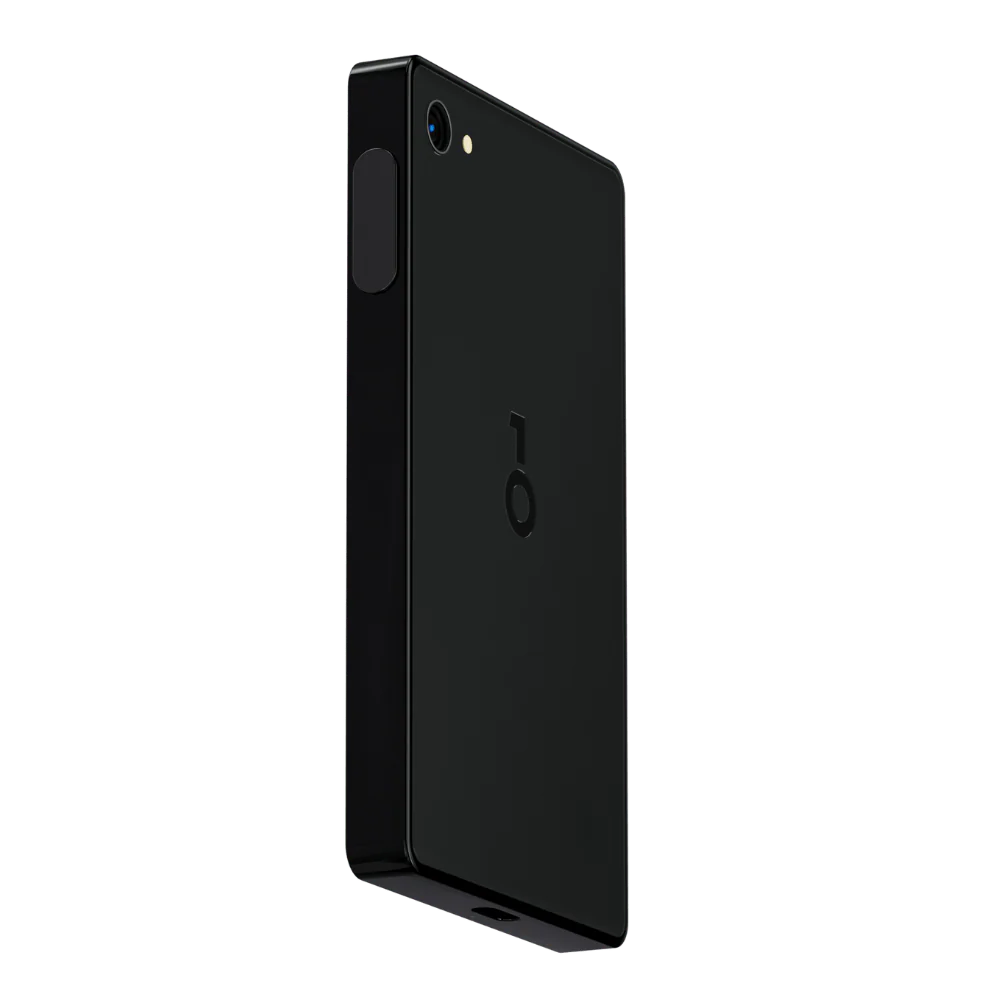 Ein schwarzes Smartphone ist leicht angewinkelt. Es hat eine Kamera, ein Logo und eine abgerundete Seitentaste. Der Hintergrund ist schwarz.
