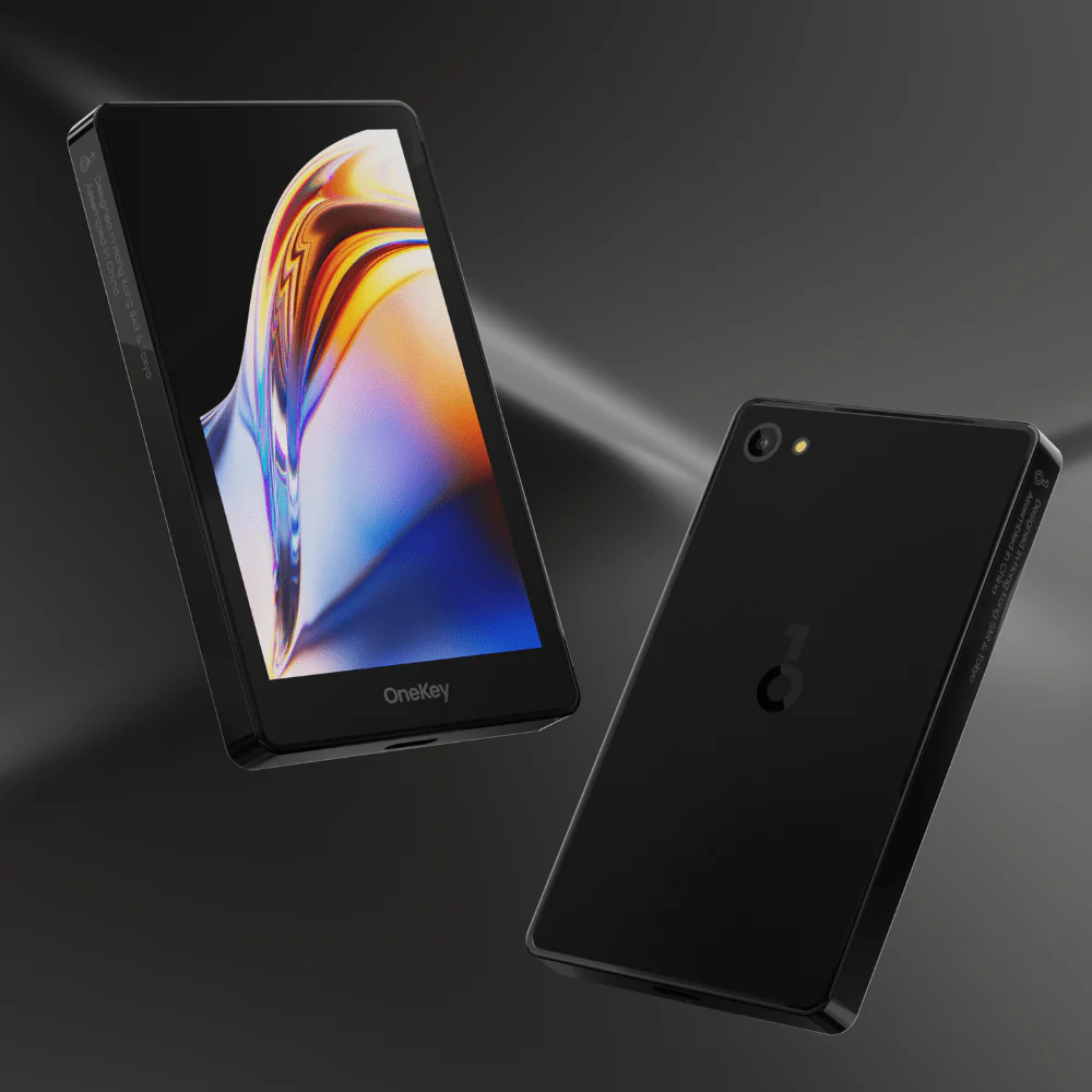 Zwei schwarze Smartphones. Eines zeigt ein farbenfrohes abstraktes Bild mit 'OneKey' auf der Vorderseite. Das andere ein Logo.