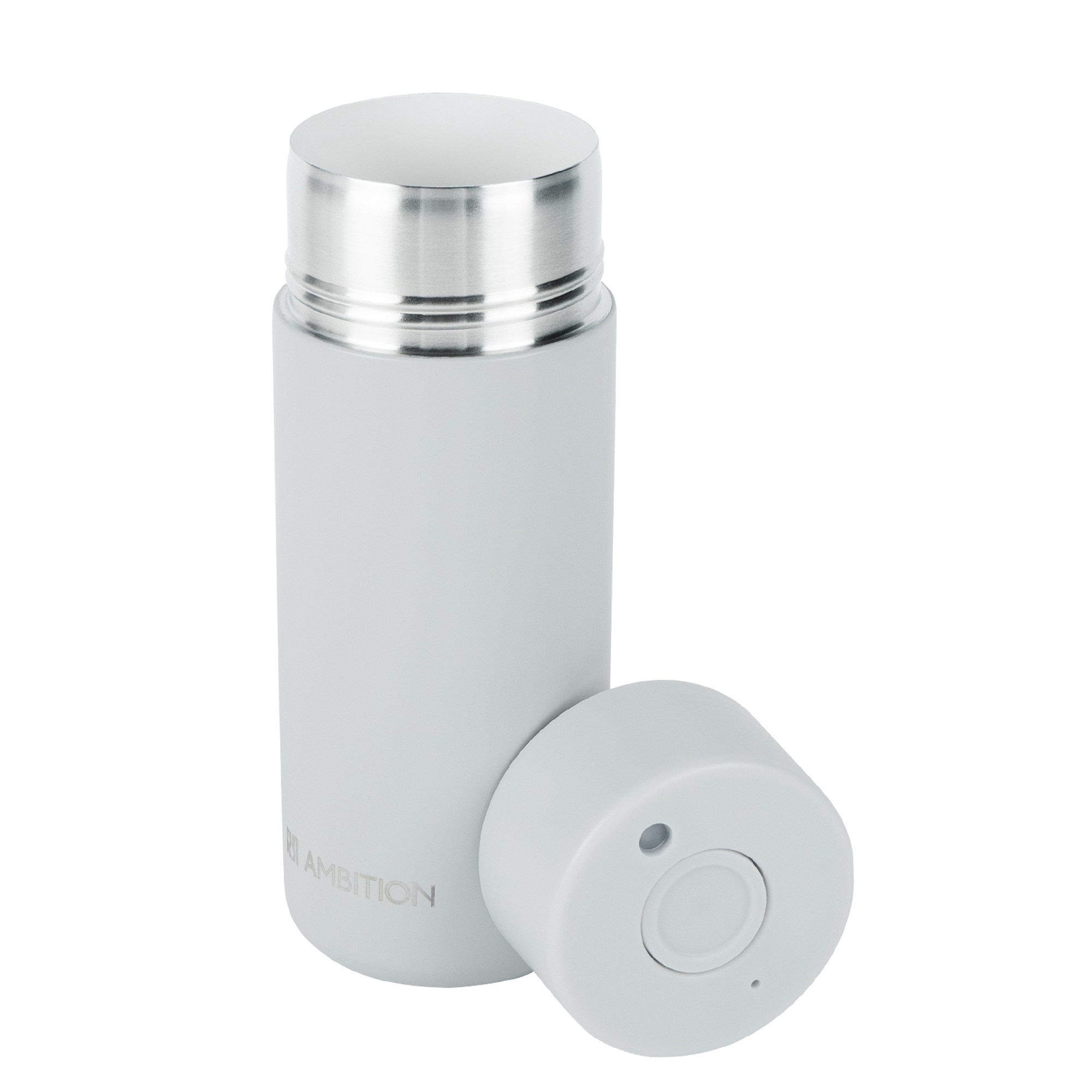 Jasnoszara, izolowana butelka na wodę ze srebrną pokrywką i odkręconą nasadką na białym tle.