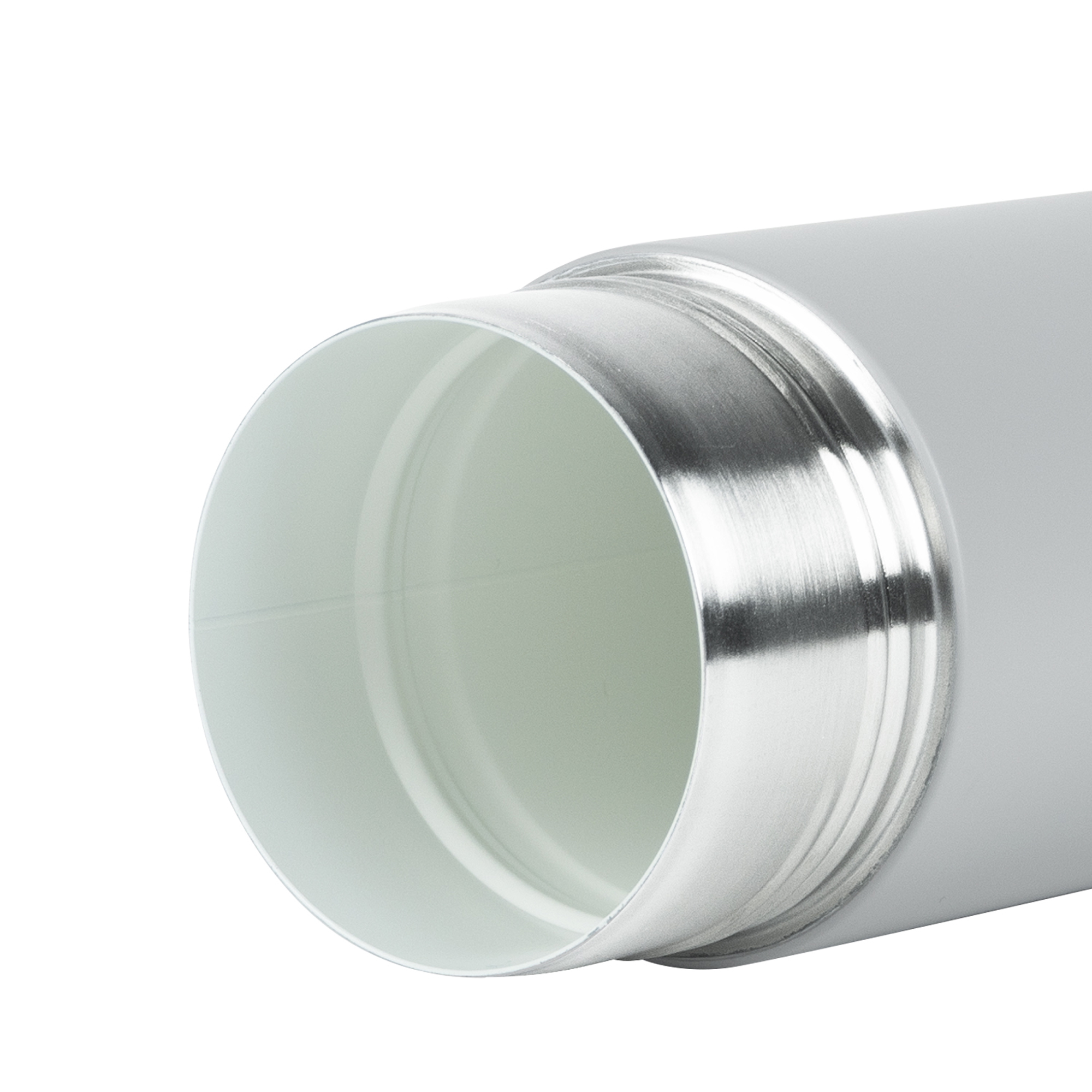 Zbliżenie metalowej rury z błyszczącą, srebrną krawędzią. Wnętrze jest jasnozielone, a tło białe.