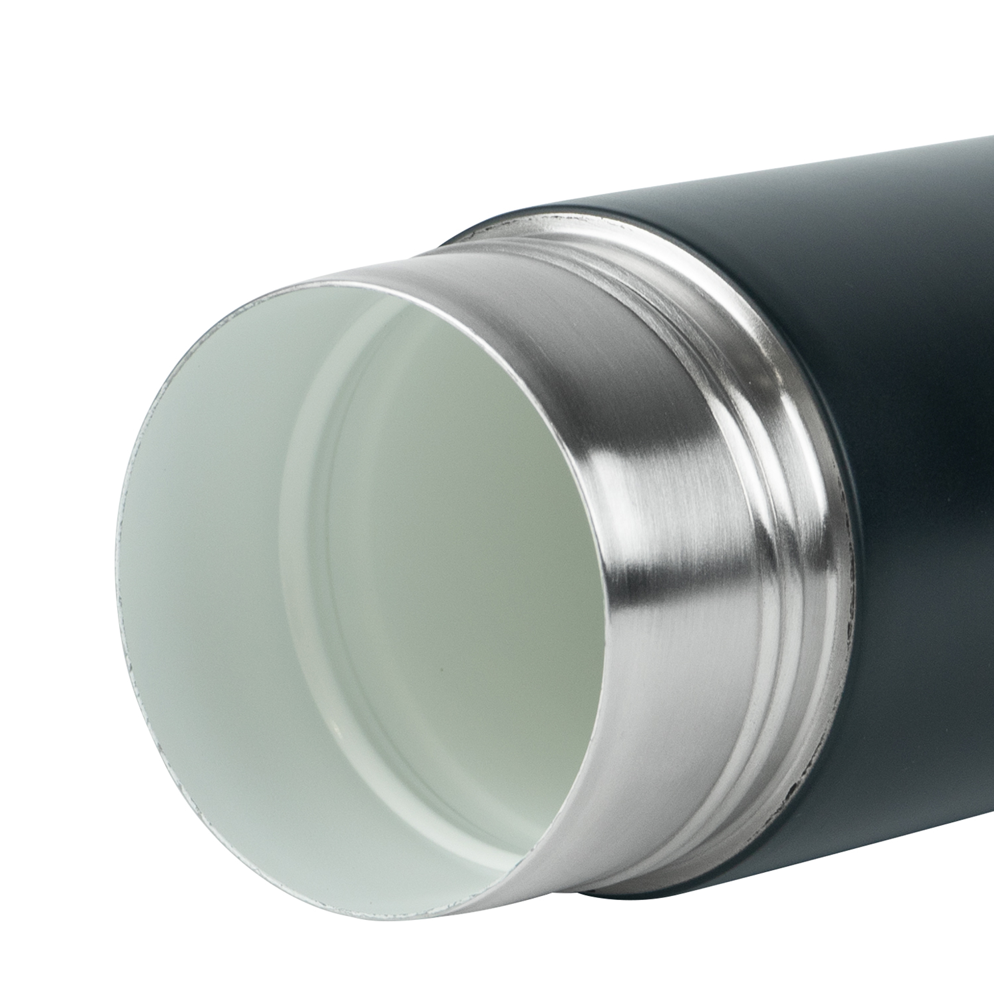 Zbliżenie czarnego termosu. Otwór jest widoczny, z białym wnętrzem i srebrną krawędzią.