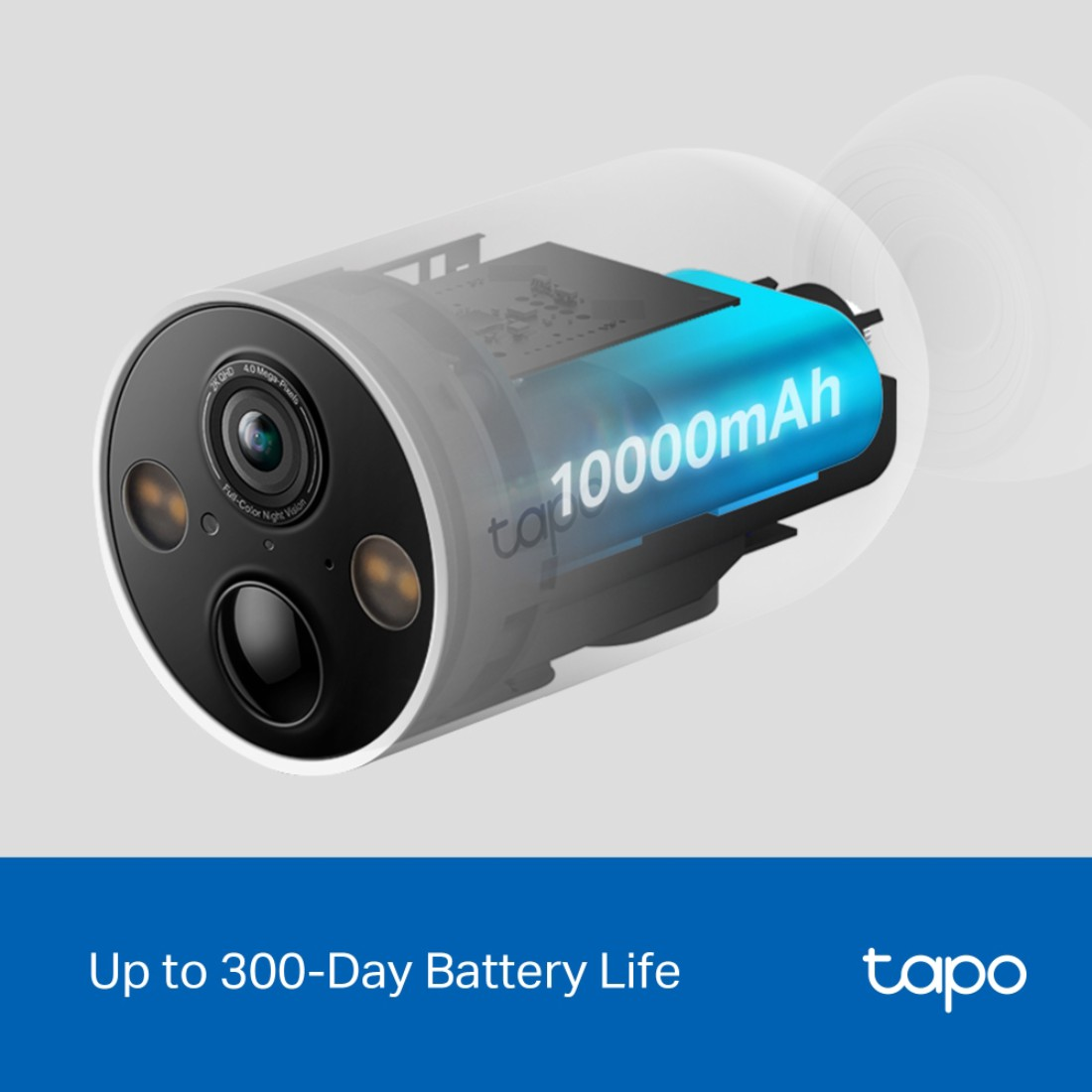 Eine Tapo-Überwachungskamera mit einem 10000-mAh-Akku, illustriert mit sichtbaren internen Komponenten. Text: Bis zu 300 Tage Akkulaufzeit.
