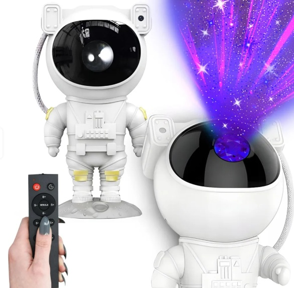 Dwa białe projektory w kształcie astronauty. Jeden wyświetla gwiazdy, drugi pilot. Ręka trzyma pilota.