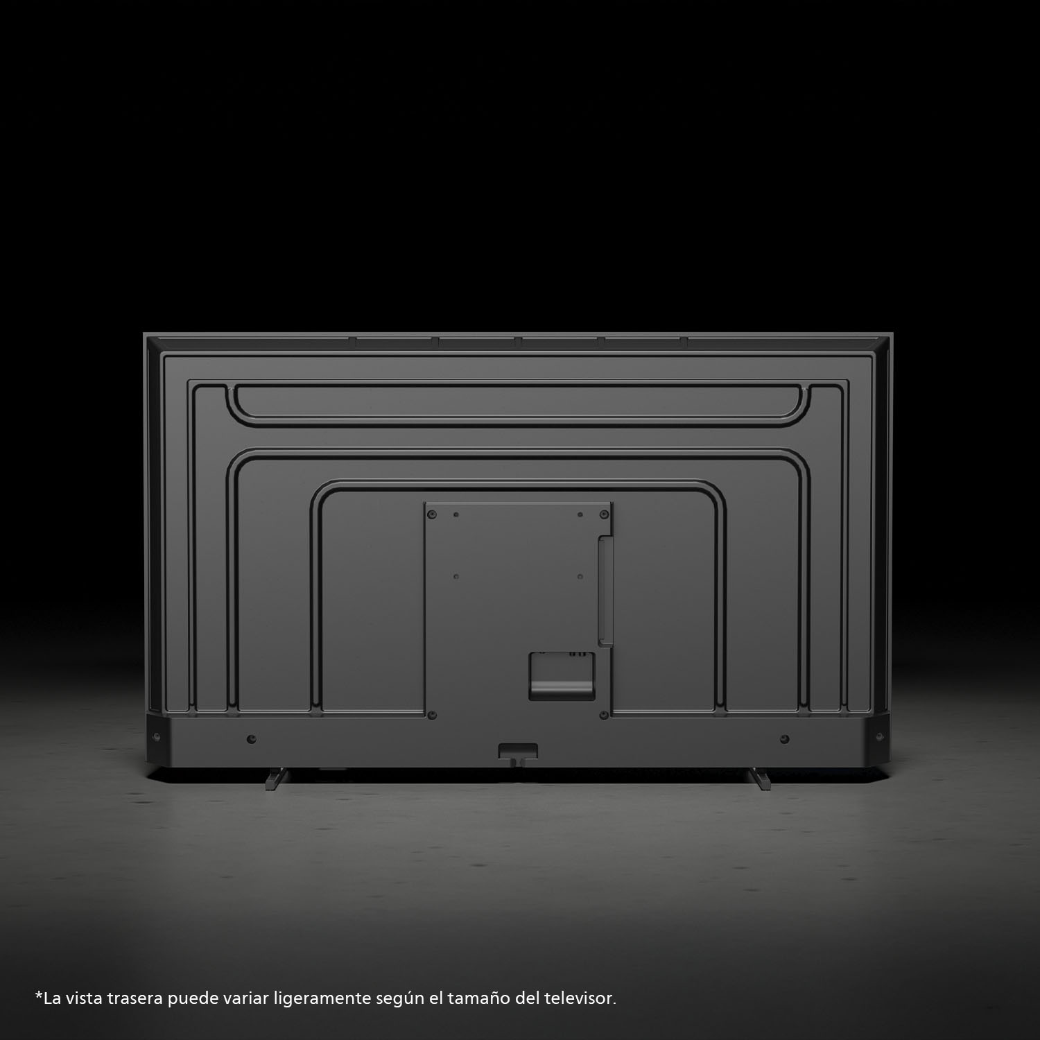 La parte trasera de un televisor negro. Tiene una superficie estampada con puertos y un soporte. El fondo es oscuro.