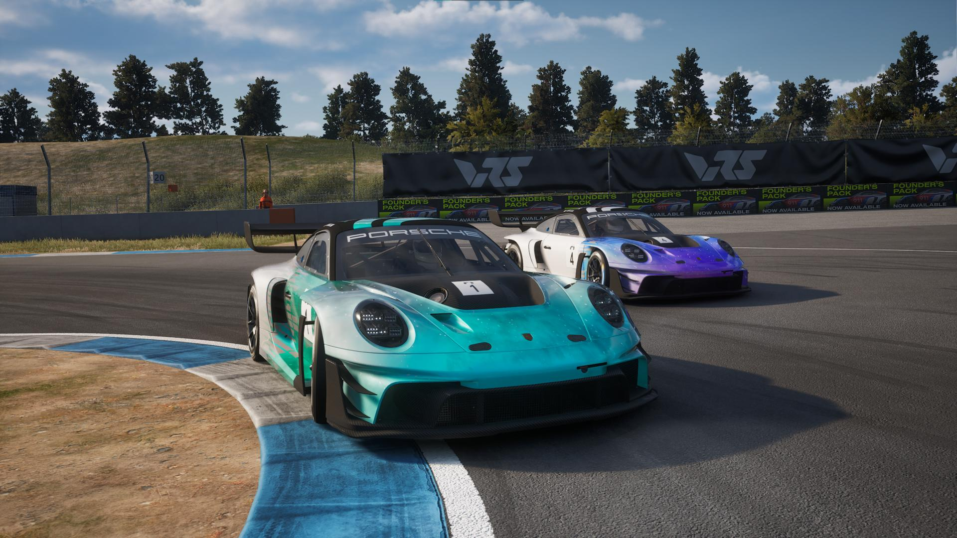 Zwei Porsche-Rennwagen auf einer Rennstrecke. Einer teal, einer weiß und lila. Bäume und Banner im Hintergrund.
