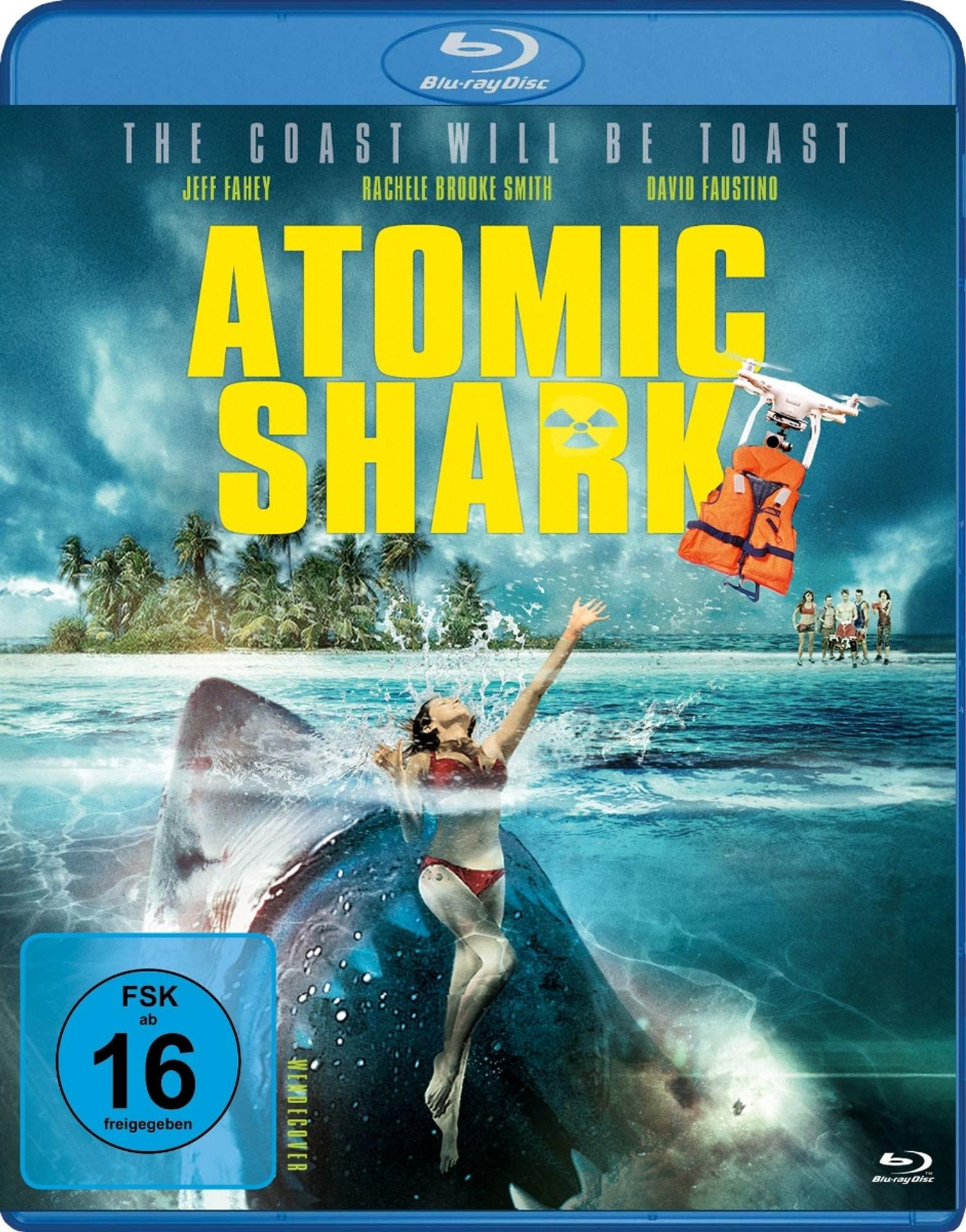 Blu-ray-Cover: Atomic Shark-Film. Eine Frau ist mit einem Hai im Wasser. Eine Drohne mit Schwimmweste ist in der Luft. Menschen sind am Strand.