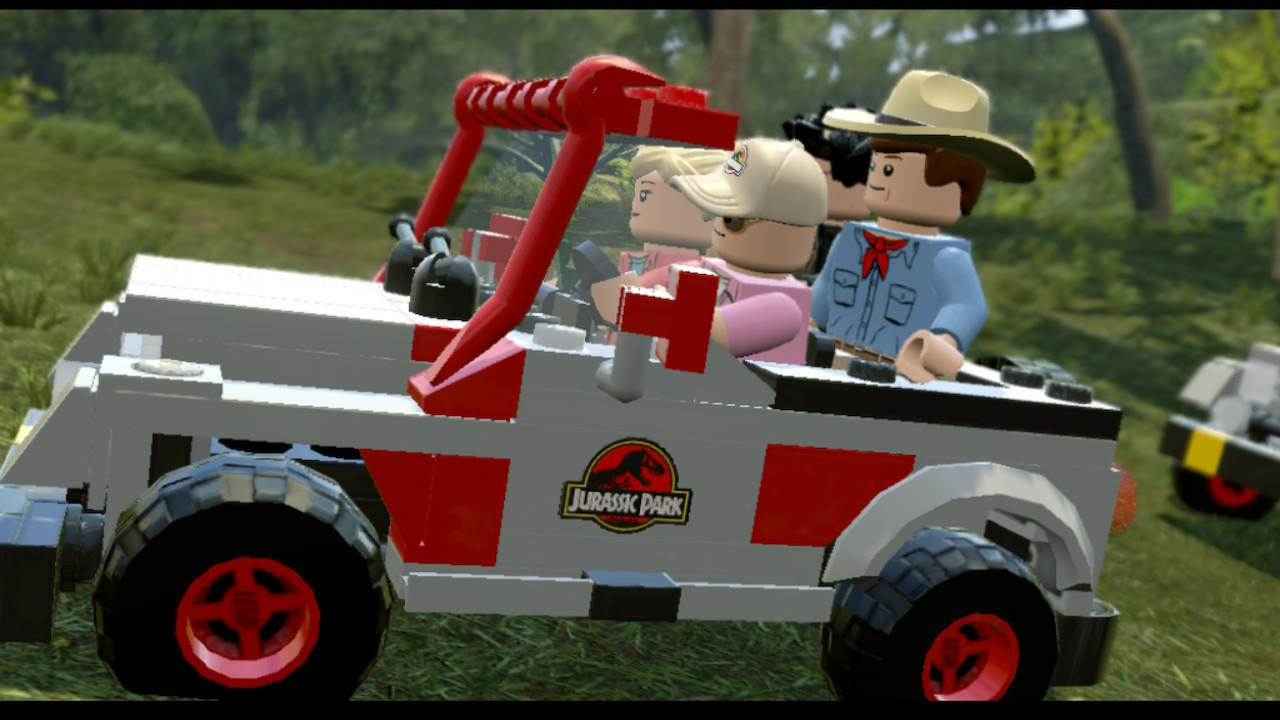 Lego Jurassic Park Jeep mit vier Lego-Figuren im Inneren. Der Jeep ist weiß und rot, mit Bäumen im Hintergrund.