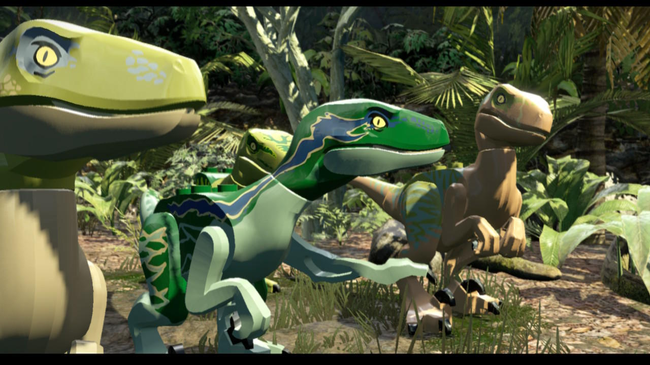 Drei Lego-Dinosaurier in einer Dschungelkulisse. Der mittlere ist grün und blau, der rechte braun und der linke grün.