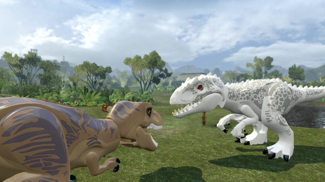 Zwei Lego-Dinosaurier stehen sich auf grünem Gras gegenüber, einer braun, einer weiß. Im Hintergrund Bäume, Wasser und ein bewölkter Himmel.