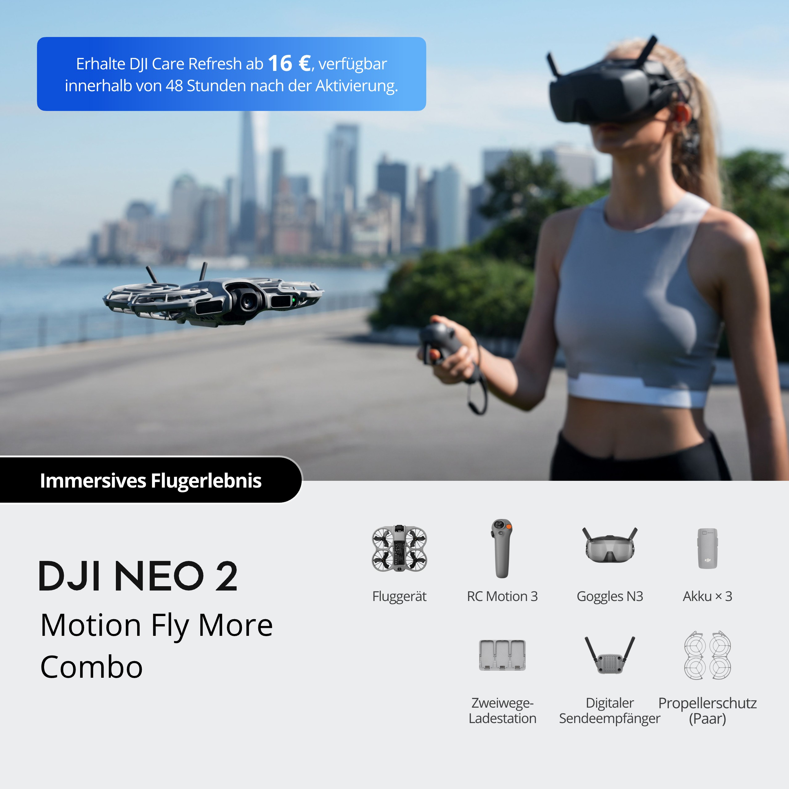 Eine Frau trägt eine VR-Brille und hält einen Controller. Im Hintergrund fliegt eine Drohne. Die Szene ist im Freien in der Nähe einer Stadt.