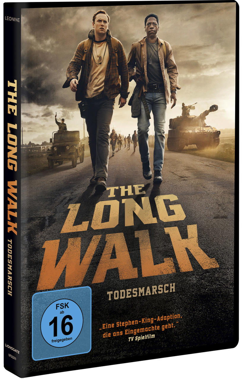 DVD-Cover für The Long Walk. Zwei Männer gehen auf einer Straße auf den Betrachter zu. Militärfahrzeuge und andere Personen sind im Hintergrund.