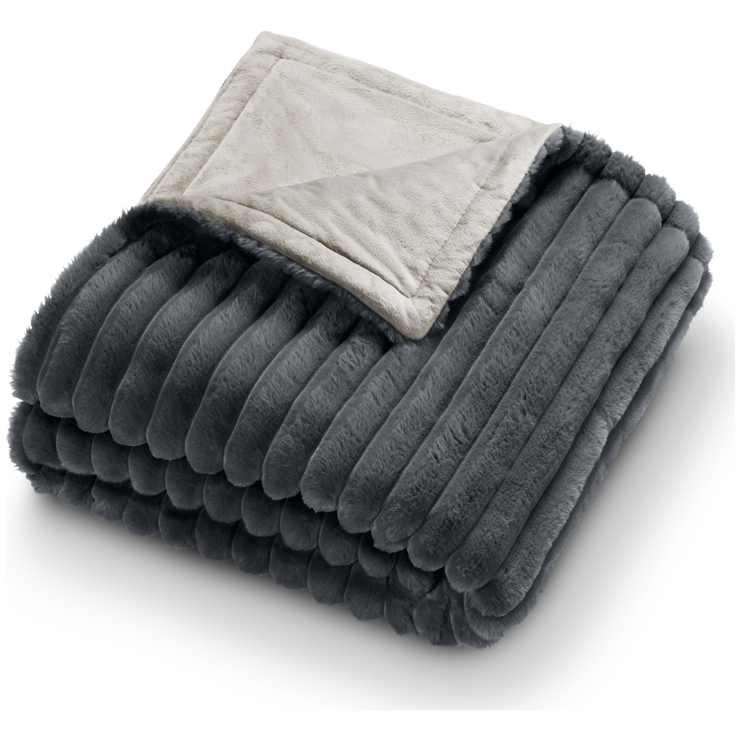 Une couverture en peluche grise pliée avec une texture côtelée. La couche supérieure est de couleur beige clair. La couverture est sur fond blanc.
