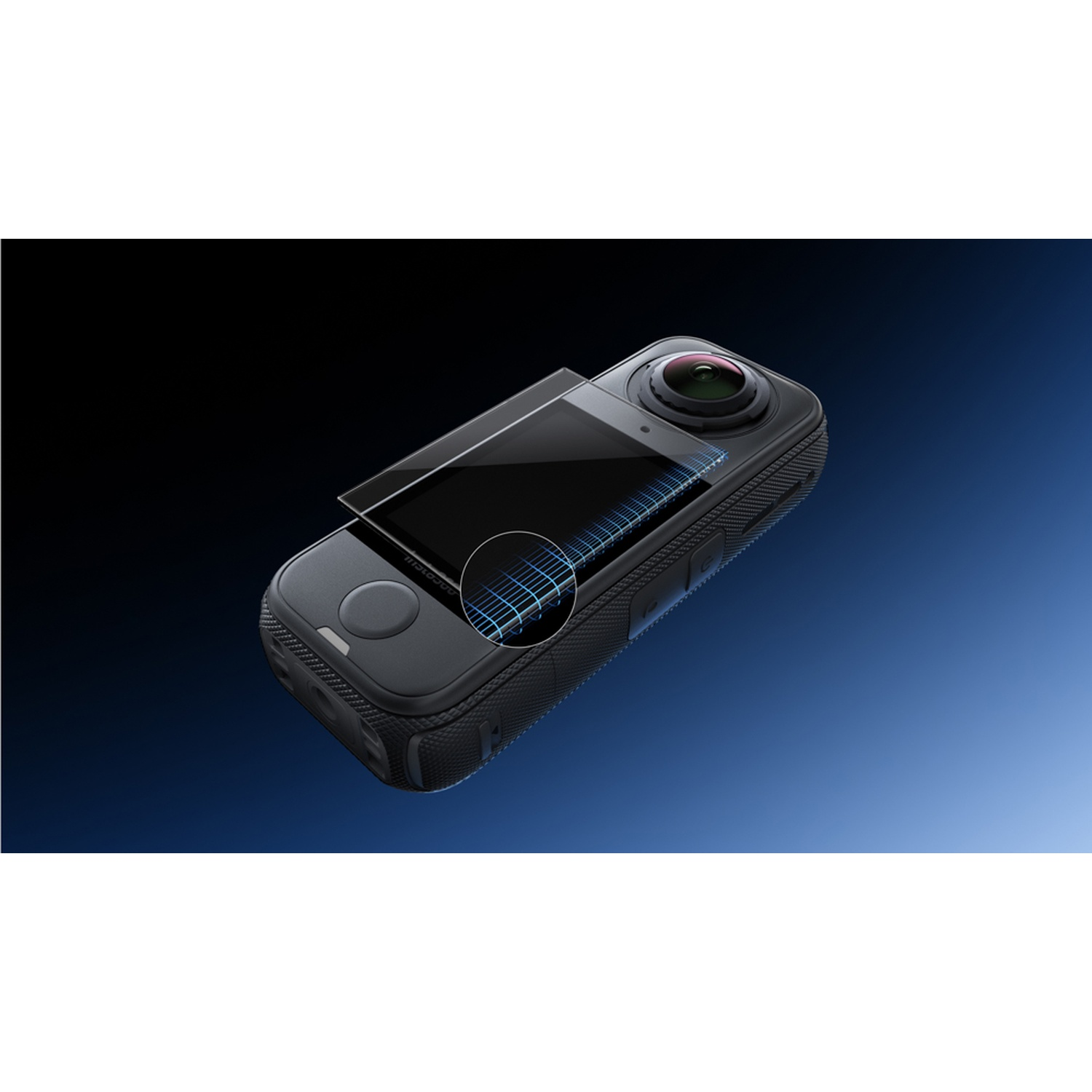 Una fotocamera nera a 360 gradi con obiettivo, schermo e pulsanti. Poggia su uno sfondo sfumato blu-nero.