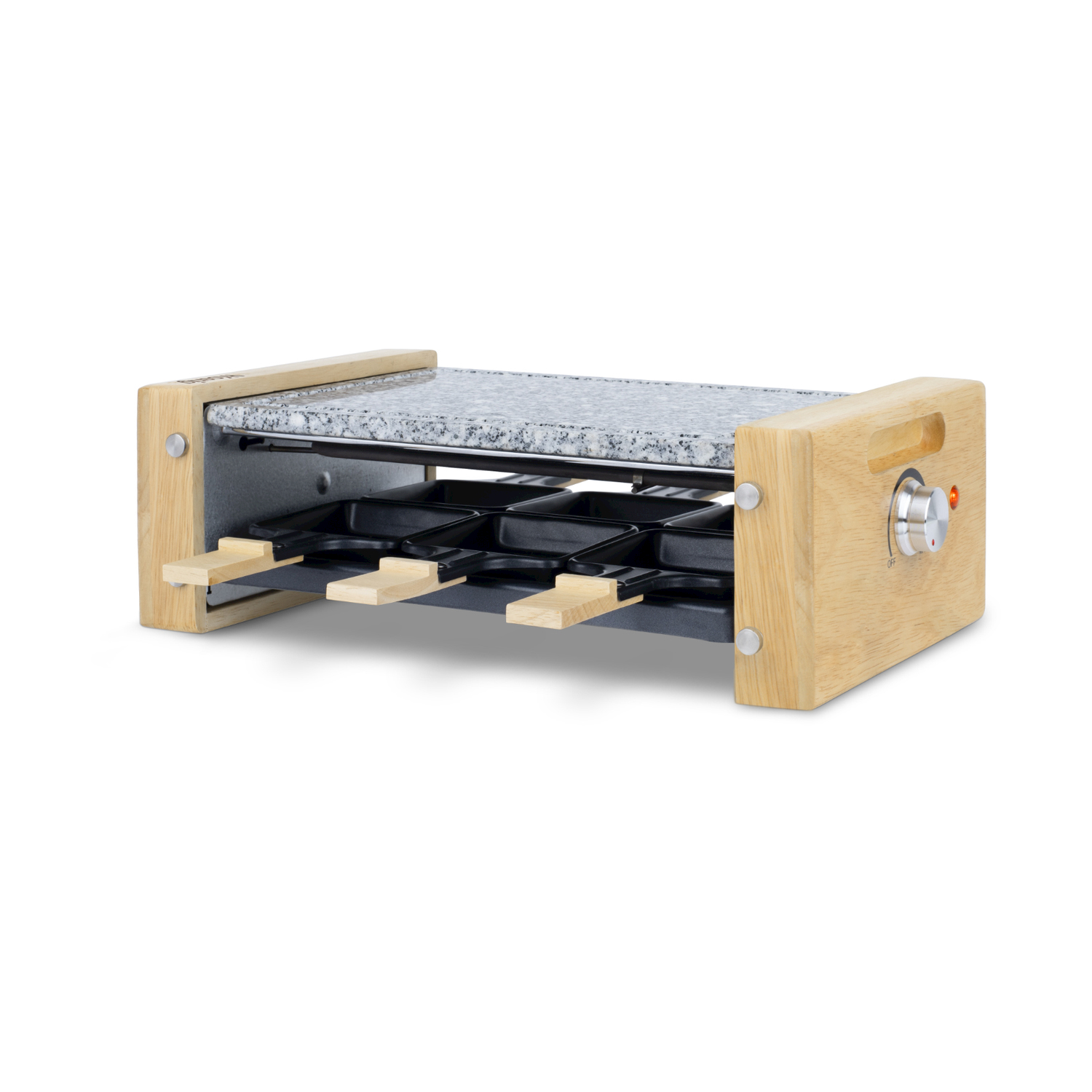 Griglia per raclette su bianco. Ha un piano in pietra, una cornice in legno e vassoi neri. Sul lato destro c'è un quadrante.