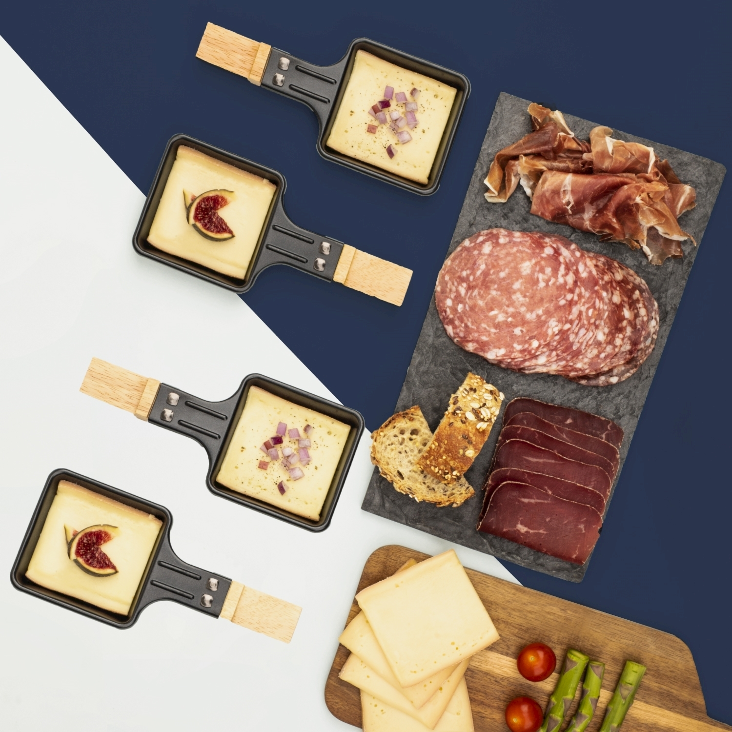 Raclette con fichi e cipolle, salame, prosciutto, formaggio, asparagi, pomodori e pane su sfondo bianco e blu.